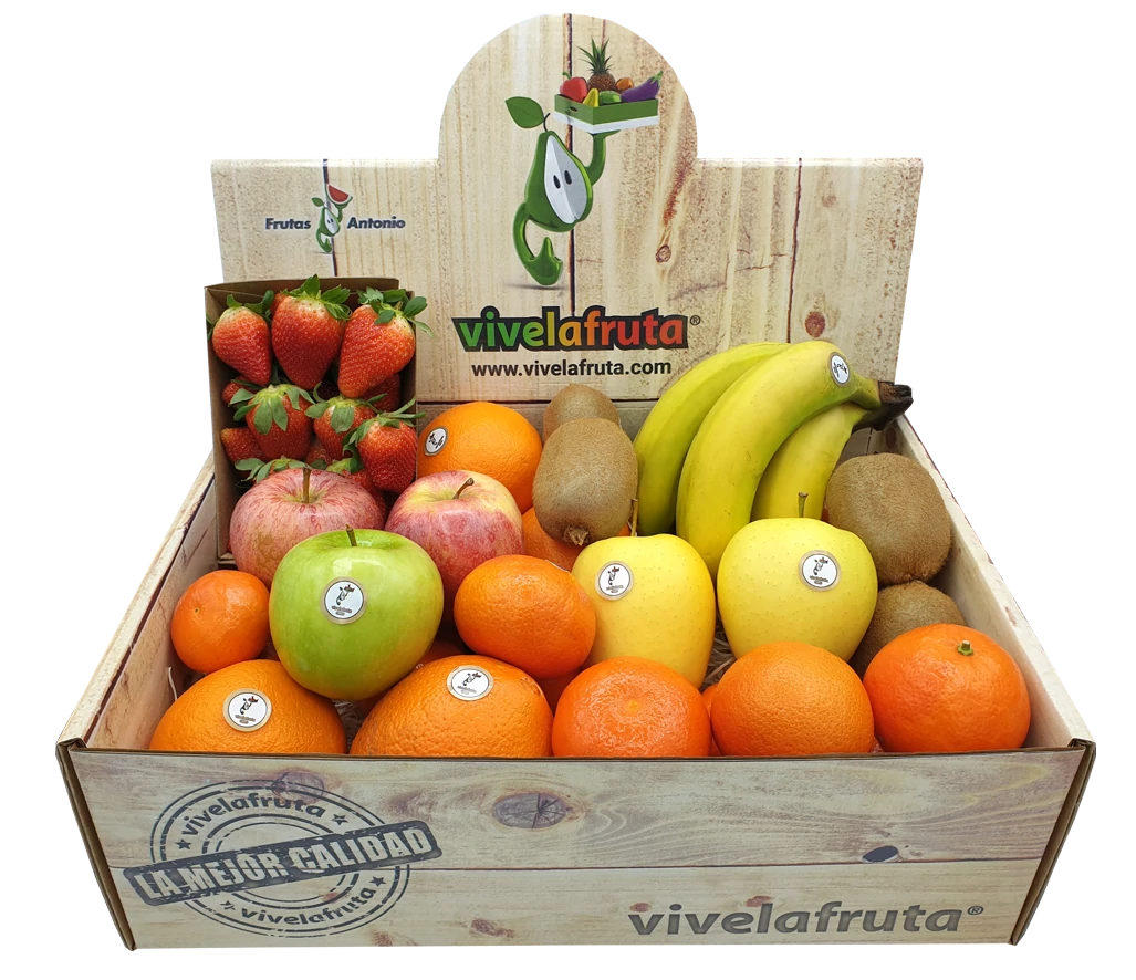 Una imagen con el fondo transparente de una cesta de mimbre llena de fruta fresca y variada de temporada, procedente de vivelafruta. En la imagen se ven fresas, manzanas, naranjas, mandarinas, plátanos y kiwis.